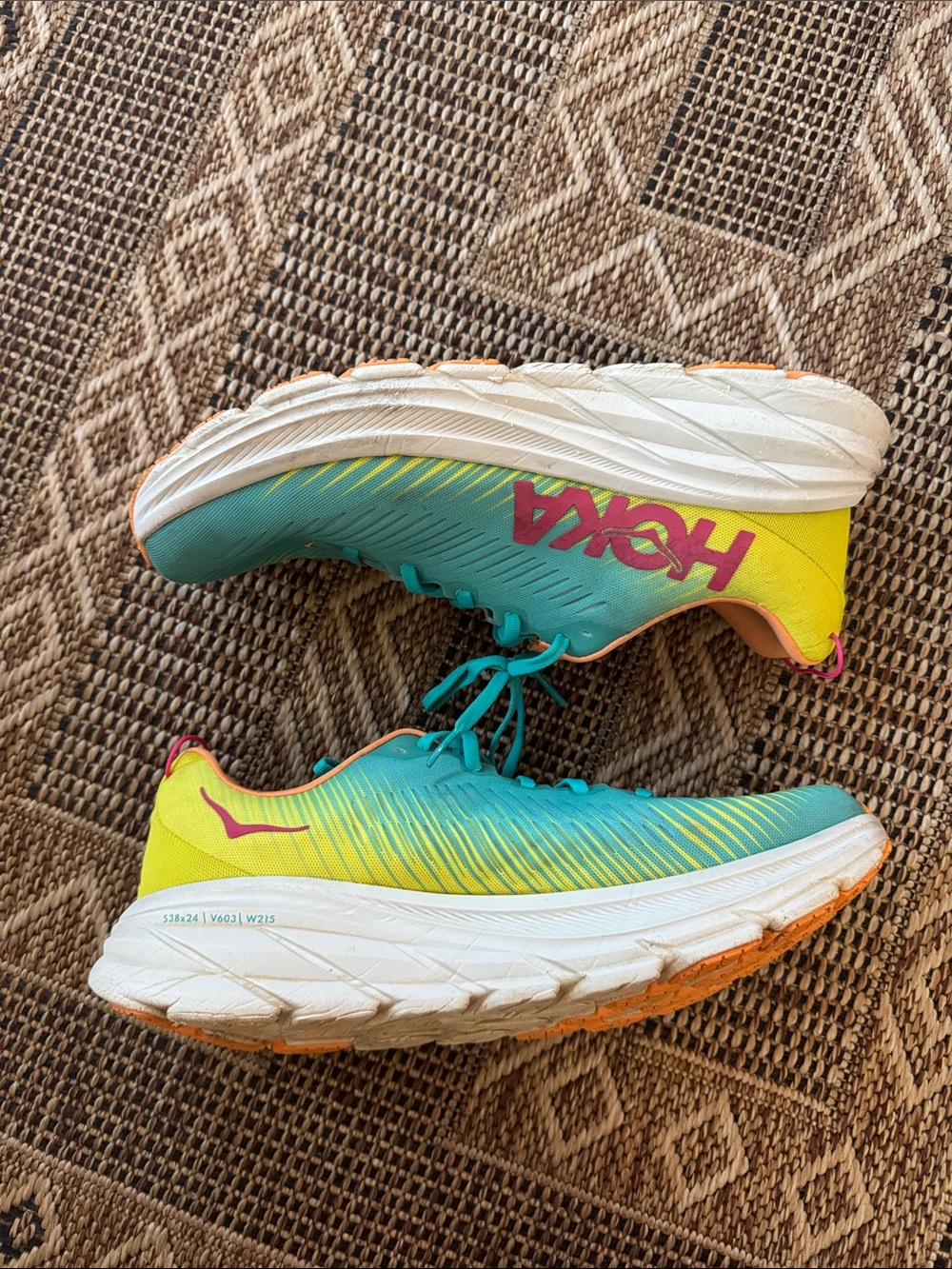 HOKA Clifton 9 Running Shoes Men’s Sneakers Teal Yellow Size 10